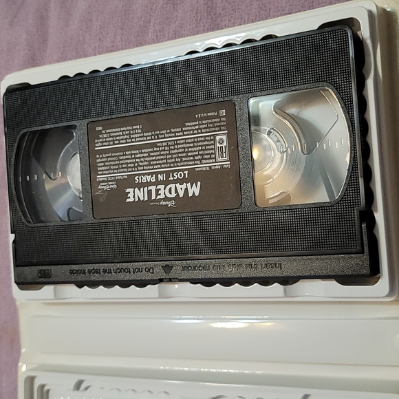 VHS Tape  Madeline Lost in Paris Movie - Picture 3 of 4